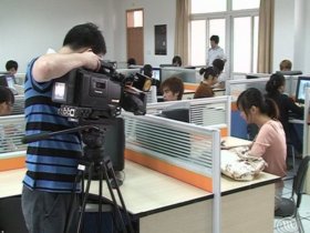 香港凤凰卫视就我院动画专业校企合作“双融合”模式进行采访