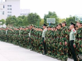 我院举行2009级新生军训结业典礼暨军训汇报表演