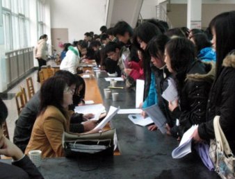 院团委举办促进大学生就业创业专场招聘会