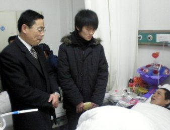 院工商系为特困学生蒋泽云及其患病母亲举行募捐活动