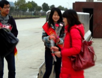 院学生会举行迎“三八妇女节”给女教师送鲜花活动