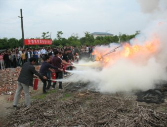 学院举行消防安全灭火演练