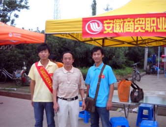 我院领导亲赴现场看望迎新接待站师生