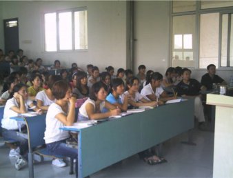 我院首届法律专业学子回母校给师弟、师妹讲课