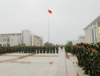 学院举行2010级新生开学典礼暨军训动员大会