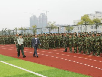 我院2010级新生军训圆满结束