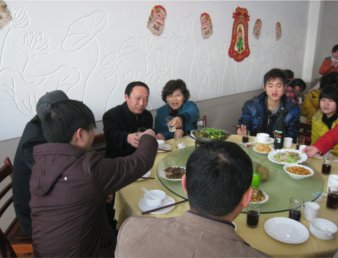 学院领导与实习学生同庆新春佳节