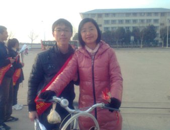 院学生会举行迎“三八妇女节”给女教师送鲜花活动