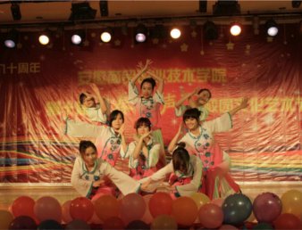 学院“春之声”校园文化艺术节之“流风”舞蹈大赛精彩上演