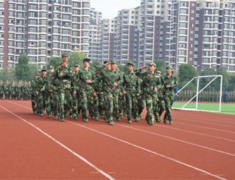 我院2011级新生军训圆满结束