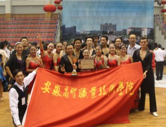 群雄逐鹿，技压群芳——我院代表队在省首届大学生体育舞蹈比赛中载誉而归