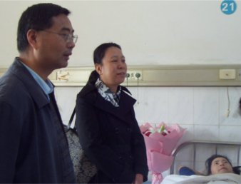 学院一行看望因车祸住院同学 送去温暖关怀