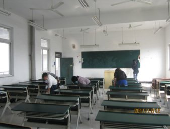 营造清洁环境　共建美丽校园——院青年公益协会开展教室大清洁活动