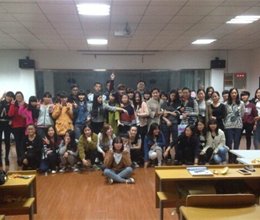 流光溢彩迎新夜，心心连新齐飞扬--文秘142班举行新生晚会