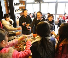 师生同吃年夜饭 共勉新年齐奋进