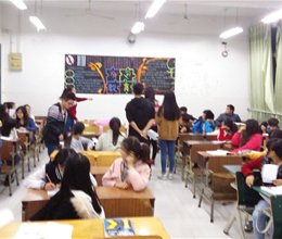 增强安全防范意识，提高自我保护能力——工商管理系主题板报纪实