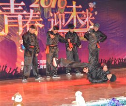 “筑青春，迎未来”——工商管理系举办2016年元旦晚会