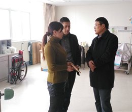 传递关怀送温暖  学院领导赴上海看望慰问患病学生