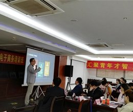 我院教师应邀为巢湖市工商局 “传统企业电商转型培训班” 做讲座