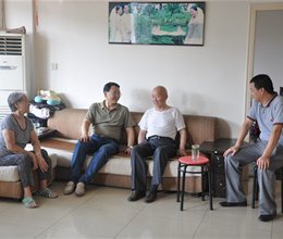 我院领导教师节前夕走访慰问教师代表
