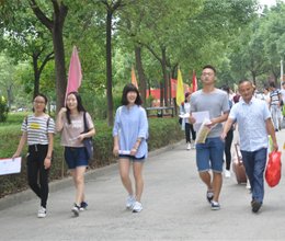 在这里，我们从“心”出发——2016级新生报到侧记