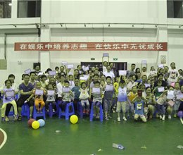 学校举办首届“注重家庭、注重家教、注重家风”主题“六一”亲子活动