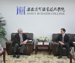 美国布莱诺大学校长Edward Schrader一行访问我校