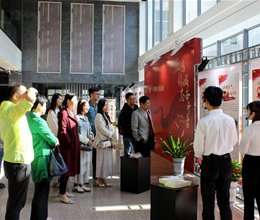 人文外语系组织党员参观纪念五四运动100周年图文展