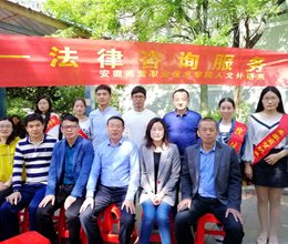 人文外语系组织法学专业师生到社区开展法律咨询服务