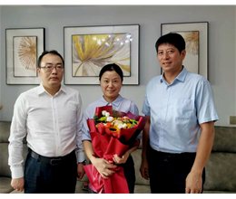 学校开展2025年教师节慰问活动